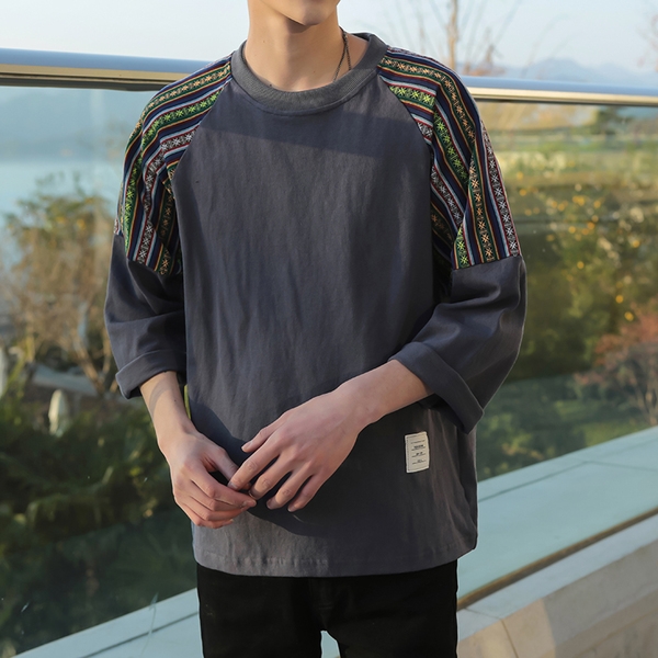 πουκάμισο κομψά ανδρών είναι διακοσμημένα σε γκρι, μαύρο και άσπρο