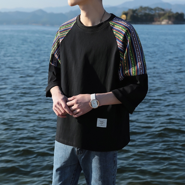 πουκάμισο κομψά ανδρών είναι διακοσμημένα σε γκρι, μαύρο και άσπρο