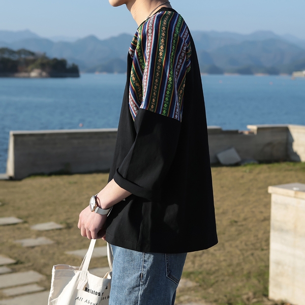 πουκάμισο κομψά ανδρών είναι διακοσμημένα σε γκρι, μαύρο και άσπρο