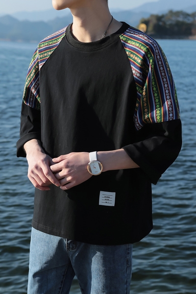 πουκάμισο κομψά ανδρών είναι διακοσμημένα σε γκρι, μαύρο και άσπρο