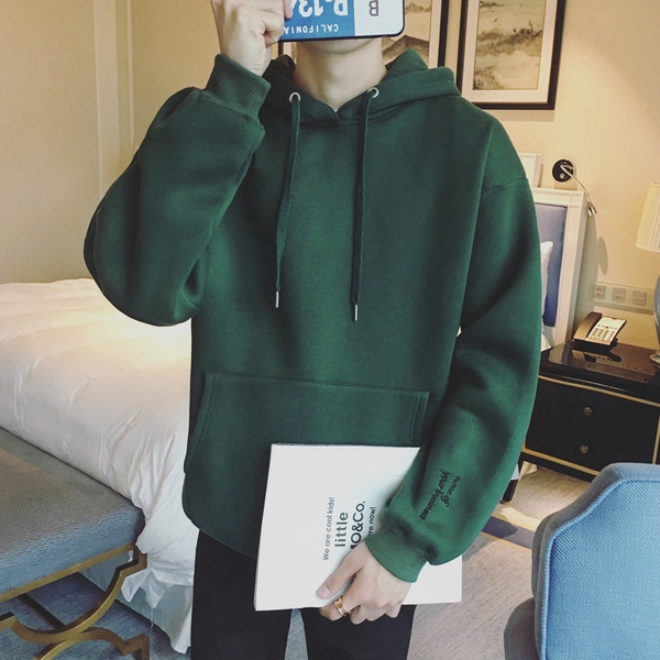 Ανδρικά φούτερ με κουκούλα σε σκούρο κόκκινο, μαύρο και πράσινο χρώμα.