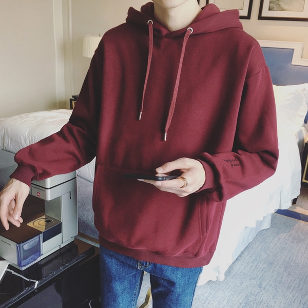 Ανδρικά φούτερ με κουκούλα σε σκούρο κόκκινο, μαύρο και πράσινο χρώμα.