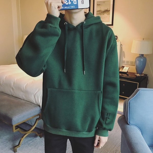 Ανδρικά φούτερ με κουκούλα σε σκούρο κόκκινο, μαύρο και πράσινο χρώμα.