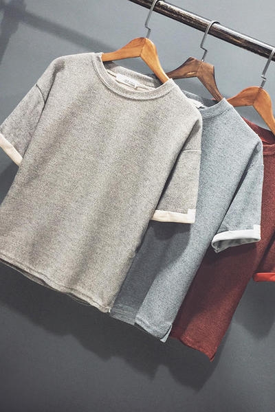 πουκάμισο των ανδρών σε μεγάλη καθαρό σχέδιο σε γκρι, κόκκινο και μπεζ χρώμα