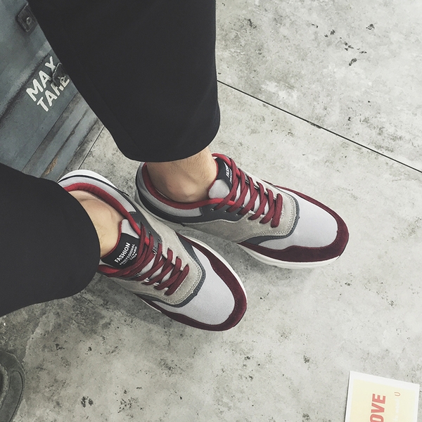 Άντρας αθλητικά παπούτσια σε τρία χρώματα με υψηλή σόλα.