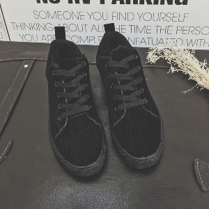 Αθλητικά παπούτσια με δεσμούς σε γκρι και μαύρο.