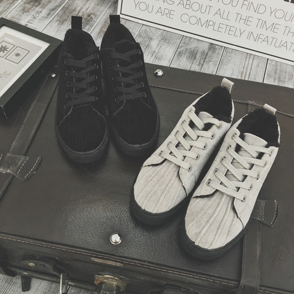 Αθλητικά παπούτσια με δεσμούς σε γκρι και μαύρο.