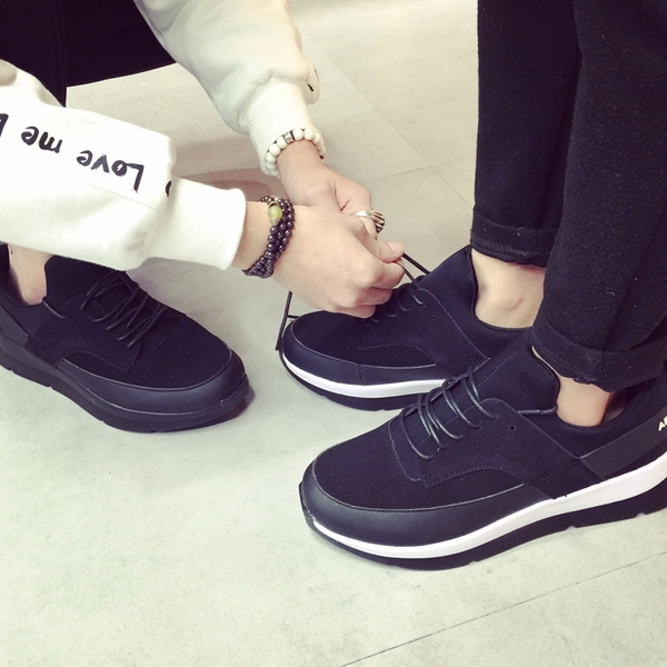 Κομψά παπούτσια για τους άνδρες και τις γυναίκες σε μαύρο και άσπρο μοναδικό.