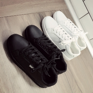 Ανδρικά απλά αθλητικά παπούτσια σε μαύρο και άσπρο.