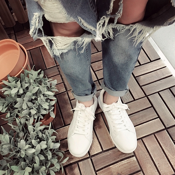 Ανδρικά απλά αθλητικά παπούτσια σε μαύρο και άσπρο.