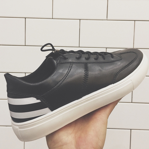 Ανδρικά παπούτσια με ελαστικές συνδέσεις σε μαύρο και άσπρο.