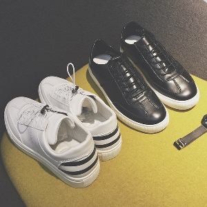 Ανδρικά παπούτσια με ελαστικές συνδέσεις σε μαύρο και άσπρο.