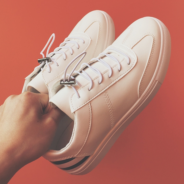 Ανδρικά παπούτσια με ελαστικές συνδέσεις σε μαύρο και άσπρο.