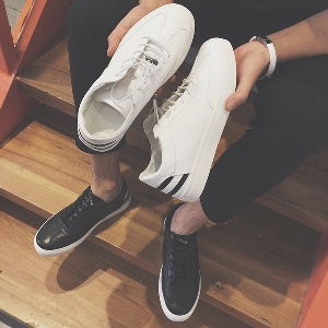 Ανδρικά παπούτσια με ελαστικές συνδέσεις σε μαύρο και άσπρο.