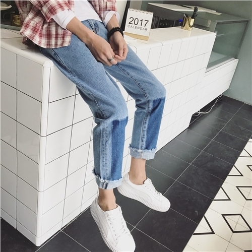 τζιν κομψή ανδρών στο γαλάζιο, ελαφρώς ευρύτερο σχέδιο