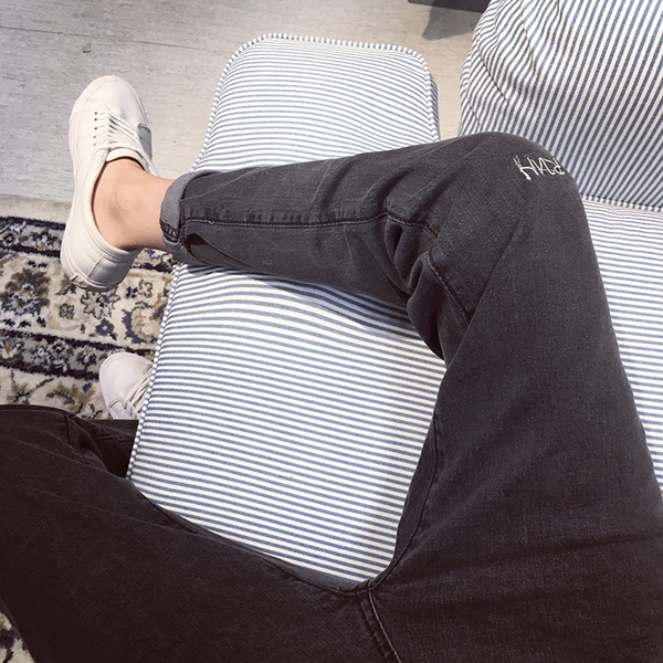 Οι άνδρες εκκαθαριστεί τζιν σε μπλε, μαύρο και γκρι παντελόνι τύπου