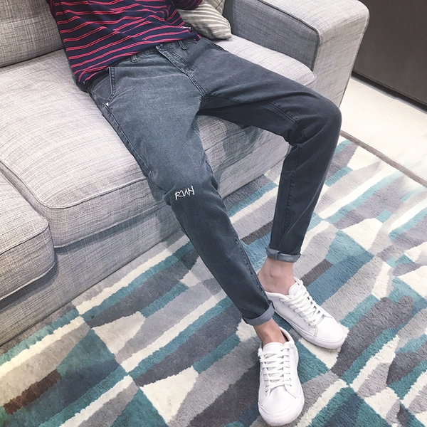 Οι άνδρες εκκαθαριστεί τζιν σε μπλε, μαύρο και γκρι παντελόνι τύπου