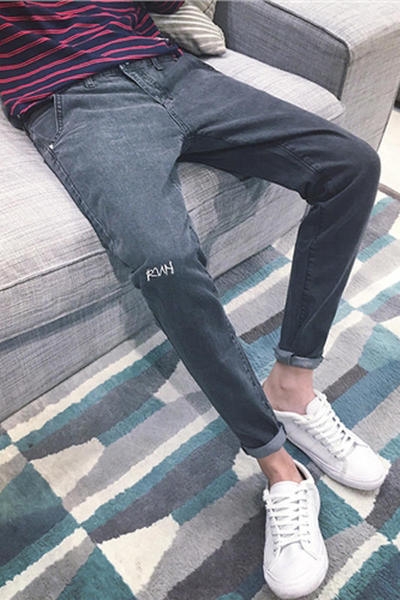 Οι άνδρες εκκαθαριστεί τζιν σε μπλε, μαύρο και γκρι παντελόνι τύπου