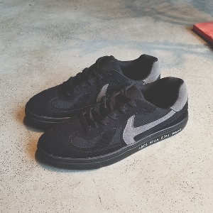 Αθλητικά παπούτσια - σε μαύρο με γκρι ταινία.