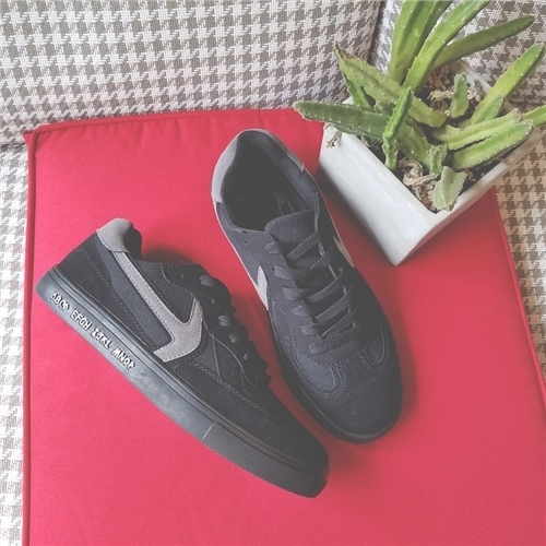 Αθλητικά παπούτσια - σε μαύρο με γκρι ταινία.