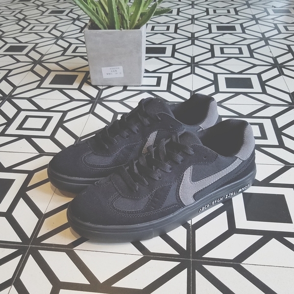 Αθλητικά παπούτσια - σε μαύρο με γκρι ταινία.