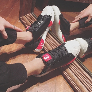 Ανδρικά καουτσούκ παπούτσια σε λευκό, κόκκινο και μαύρο.
