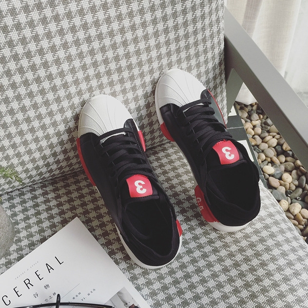 Ανδρικά καουτσούκ παπούτσια σε λευκό, κόκκινο και μαύρο.