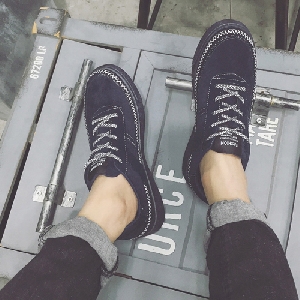 Ανδρικά παπούτσια με κορδόνια σε σκούρο γκρι, σκούρο μπλε και μαύρο.
