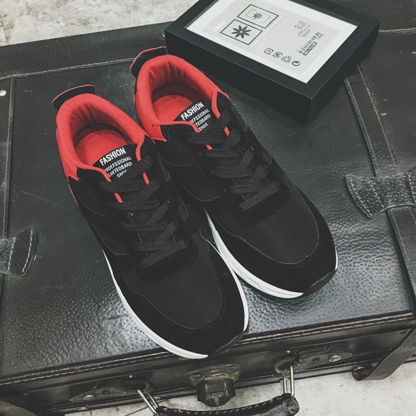 Περιστασιακά παπούτσια πάνινων σε γκρι και μαύρο.