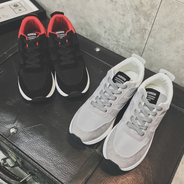 Περιστασιακά παπούτσια πάνινων σε γκρι και μαύρο.