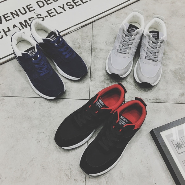 Περιστασιακά παπούτσια πάνινων σε γκρι και μαύρο.