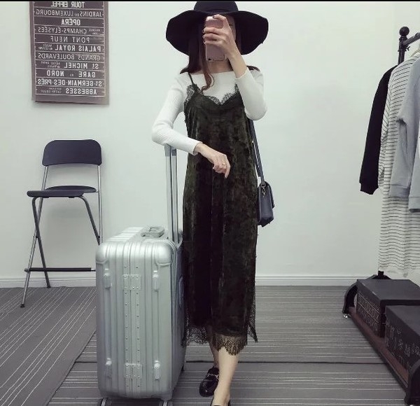 Κυρίες δαντέλα σύγχρονη μήκος κάτω από το γόνατο φόρεμα μαύρο και κομψό σκούρο πράσινο