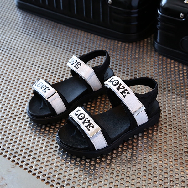 Παιδικά σανδάλια το καλοκαίρι με σαφείς αγάπη σχεδιασμό για τα αγόρια και τα κορίτσια μαύρο, κόκκινο και λευκό πρότυπο για τη ζω