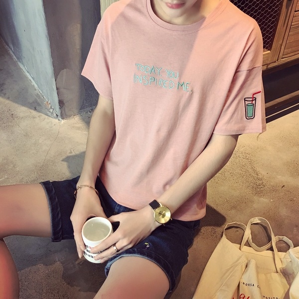 Κομψή αθλητισμός shirt για τους άνδρες με διαφορετικές επιγραφές - μεγάλη μοτίβο σε μπλε, ροζ, λευκό και καφέ