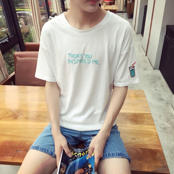 Κομψή αθλητισμός shirt για τους άνδρες με διαφορετικές επιγραφές - μεγάλη μοτίβο σε μπλε, ροζ, λευκό και καφέ