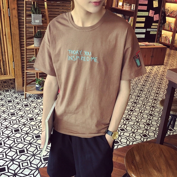 Κομψή αθλητισμός shirt για τους άνδρες με διαφορετικές επιγραφές - μεγάλη μοτίβο σε μπλε, ροζ, λευκό και καφέ