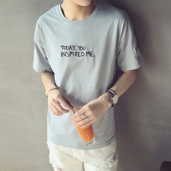 Κομψή αθλητισμός shirt για τους άνδρες με διαφορετικές επιγραφές - μεγάλη μοτίβο σε μπλε, ροζ, λευκό και καφέ