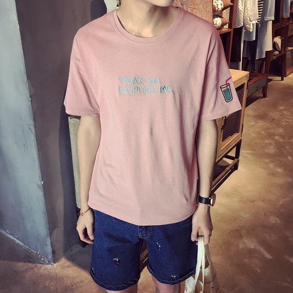 Κομψή αθλητισμός shirt για τους άνδρες με διαφορετικές επιγραφές - μεγάλη μοτίβο σε μπλε, ροζ, λευκό και καφέ