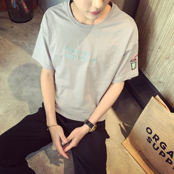 Κομψή αθλητισμός shirt για τους άνδρες με διαφορετικές επιγραφές - μεγάλη μοτίβο σε μπλε, ροζ, λευκό και καφέ