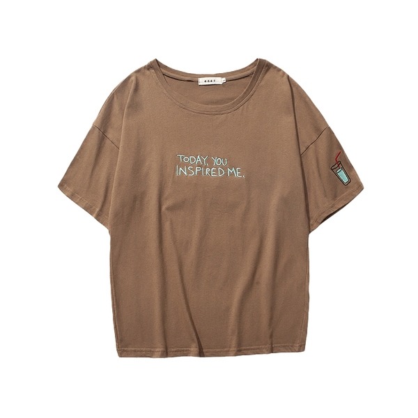 Κομψή αθλητισμός shirt για τους άνδρες με διαφορετικές επιγραφές - μεγάλη μοτίβο σε μπλε, ροζ, λευκό και καφέ