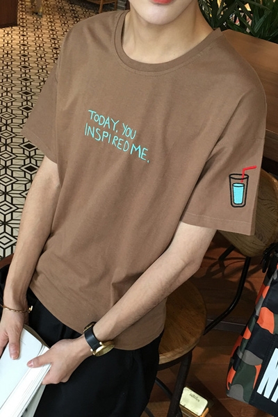 Κομψή αθλητισμός shirt για τους άνδρες με διαφορετικές επιγραφές - μεγάλη μοτίβο σε μπλε, ροζ, λευκό και καφέ