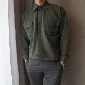 Κομψό ανδρικό πουκάμισο  σε ευρύ σχέδιο σε σκούρο πράσινο και μπεζ χρώμα