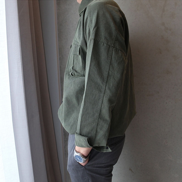 Κομψό ανδρικό πουκάμισο  σε ευρύ σχέδιο σε σκούρο πράσινο και μπεζ χρώμα