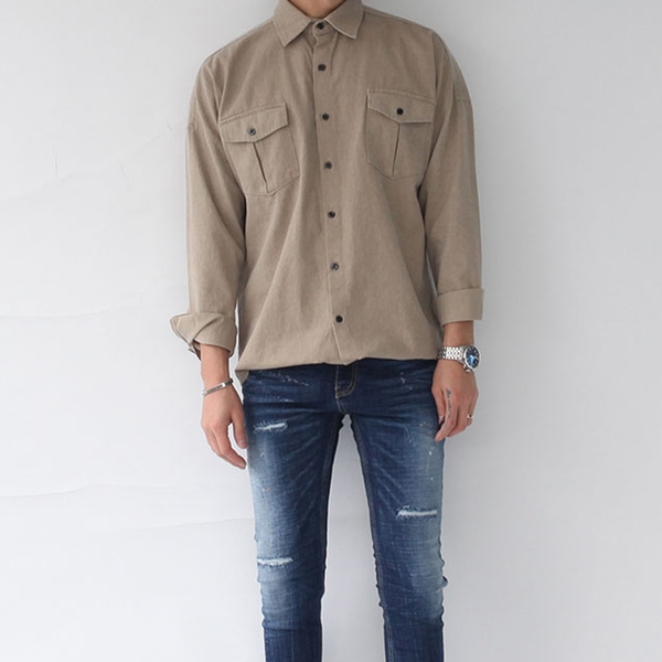 Κομψό ανδρικό πουκάμισο  σε ευρύ σχέδιο σε σκούρο πράσινο και μπεζ χρώμα