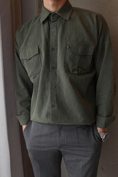 Κομψό ανδρικό πουκάμισο  σε ευρύ σχέδιο σε σκούρο πράσινο και μπεζ χρώμα