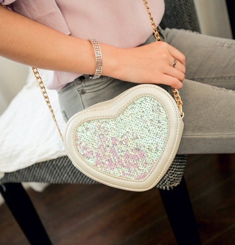Дамска мини чанта "Сърце" в 5 модела , изработена от изкуствена кожа и полиестер сива, розова, черна 