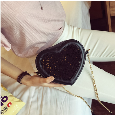 Γυναικείες μίνι τσάντα «Heart» σε 5 μοντέλα από πολυουρεθάνη και πολυεστέρα γκρι, ροζ, μαύρο