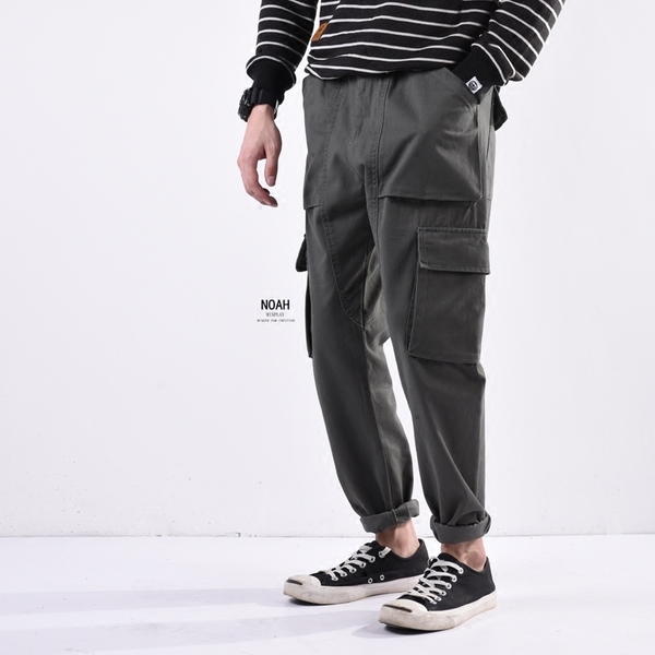 Παντελόνια Αθλητικά ανδρικά με τσέπες σε γκρι και μαύρο.