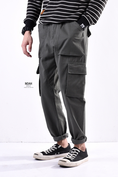 Παντελόνια Αθλητικά ανδρικά με τσέπες σε γκρι και μαύρο.