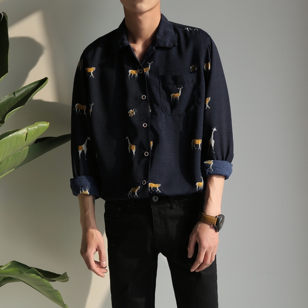 Κομψό ανδρικό πουκάμισο σε κόκκινο και σκούρο μπλε χρώμα